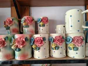Tasses à café en céramique à motif cerise, faites à la main, design mignon, blanches avec des points roses, lavables au lave-vaisselle, pour un usage domestique - Product Image 4
