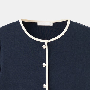 T-shirt chic pour femme à manches courtes, design de haute qualité, couleur unie et fermeture boutonnée / Coupe tendance pour la vente en gros - Product Image 2