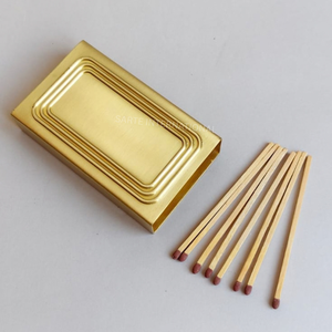 Boîte d'allumettes en métal de luxe en laiton doré au design moderne, personnalisable avec logo gravé, durable, résistante à l'eau, sûre, écologique et recyclable - Product Image 4