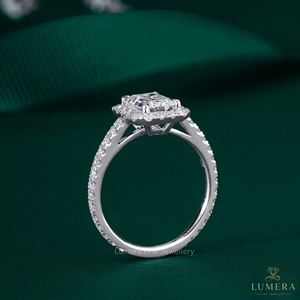 Anillo de Compromiso Clásico con Moissanita Corte Esmeralda Certificada por IGI, con Banda Pavé y Engaste Halo para Mujer en Oro de 9K, 10K, 14K y 18K - Product Image 6