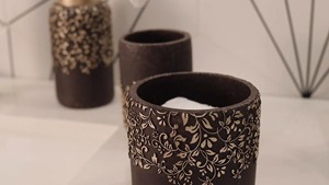 Ensemble d'accessoires de salle de bain luxueux en or à motifs floraux, parfait pour les occasions spéciales, les anniversaires de mariage et les cadeaux, provenant d'Inde. - Product Image 2