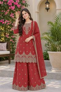 Conjunto Kurti Sharara de Tela Roja con Lentejuelas Doradas Zari, Cuello con Recortes, Daman Festoneado y Dupatta - Product Image 2