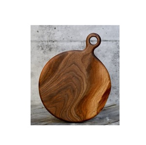 Planche à découper fonctionnelle en bois pour la préparation culinaire, la manipulation des ingrédients, la découpe, le tranchage, la découpe en dés, la découpe en forme, la cuisson et le service en cuisine - Product Image 4