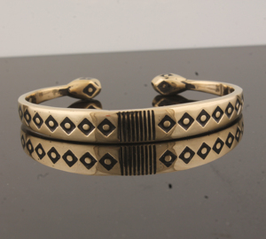 Bracelet manchette vintage plaqué or, design original pour femme, plaqué or 18 carats, style antique, fait main, ethnique, tendance - Product Image 4