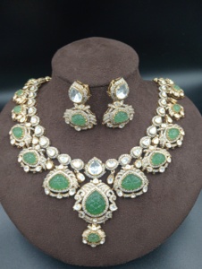 ชุดสร้อยคอและต่างหูประดับพลอยโพลกีชุบทองคำแท้สไตล์คลาสสิกจาก Amaira Jewels พร้อมกรอบแบบ Bezel สำหรับผู้หญิง เหมาะสำหรับงานแต่งงาน - Product Image 2