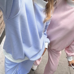 Sudadera personalizada para mujer, de cuello alto, estilo oversized, con ribetes y dobladillo en contraste, de tejido grueso tipo felpa. - Product Image 2