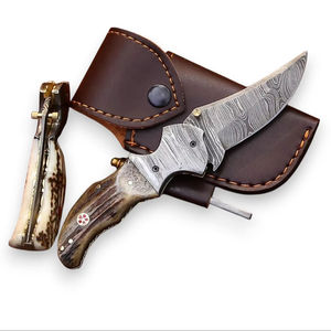 Couteau pliant artisanal en acier Damas de qualité industrielle Nordic Forge, épaisseur 0,45 mm, manche en bois de cerf, étui en cuir, pour la poche - Product Image 1