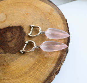 Celestial Blush Prism – Pendientes colgantes de lujo de plata de ley 925 con corte elegante de cuarzo rosa natural - Product Image 4