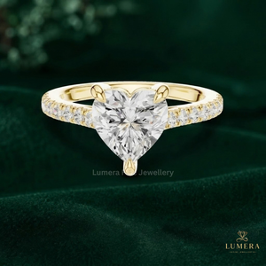 Bague de fiançailles romantique en or massif avec diamant de laboratoire taillé en forme de cœur, monture classique à griffes, bande latérale micro-pavée, bijou élégant - Product Image 2