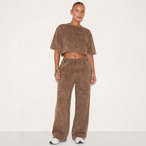 Conjunto Deportivo Personalizado para Mujer con Lavado Ácido |   Camiseta corta y pantalones deportivos de pierna ancha |   Fabricante OEM de Marca Privada - Product Image 1