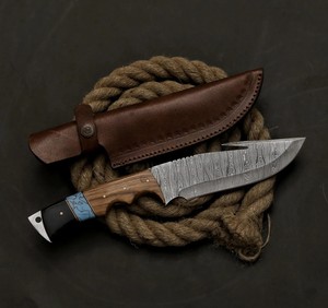 Couteau de chasse et de camping à lame fixe en acier Damas de qualité industrielle Nordic Forge, avec poignée personnalisée et étui - Product Image 1