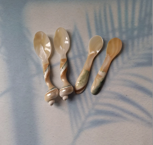 Cuchara de nácar vietnamita hecha a mano para servir caviar, postres, helados y café. - Product Image 2