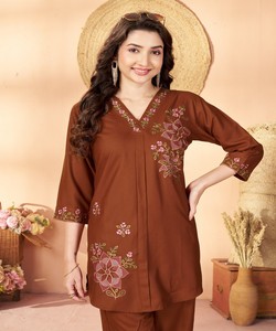Conjunto de Kurta de Algodón Marrón para Mujer con Bordado Floral, Corte Holgado, Largo hasta el Tobillo, Estilo Casual de India y Pakistán 86775 DIVA-176 - Product Image 2
