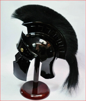 Casque romain traditionnel médiéval avec armure en métal poli et plume noire