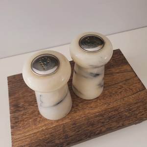 Ensemble de salière et poivrière en marbre, ensemble d'assaisonnements en marbre, vaisselle de luxe en marbre, shaker en pierre artisanal, décoration de cuisine moderne - Product Image 3