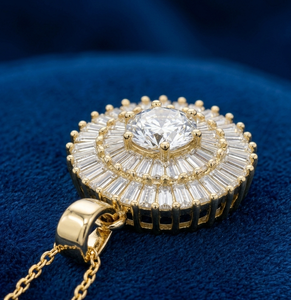 จี้ห้อยคอทรงหรูหรา Solaris Radiant Medallion ประดับด้วยหินทรงกลมตรงกลางและวงแหวนทรงบาแกตต์สีเงิน ดีไซน์โดดเด่น - Product Image 4