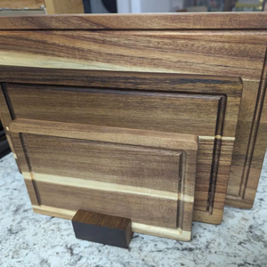 Tabla de Cortar Cuadrada Hecha a Mano de Estilo Rústico, Fabricada con Madera Reciclada, Acabado Premium, Ecológica, Duradera, Apta para Lavavajillas, Ligera - Product Image 2
