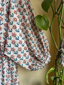 เดรสทรงเอไลน์ผ้าฝ้ายอินเดียพิมพ์ลายด้วยมือ เป็นมิตรกับสิ่งแวดล้อม ผ้าฝ้าย 100% สไตล์ลำลอง พร้อมงานปักและตกแต่งพู่ห้อย - Product Image 2