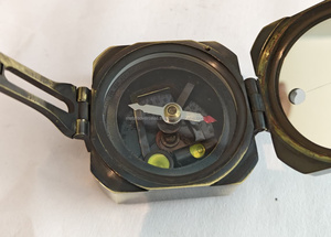 Brújula Náutica Kelvin & Hughes de Latón Macizo, Acabado Antiguo Vintage, Brújula de Navegación Marina - Product Image 4