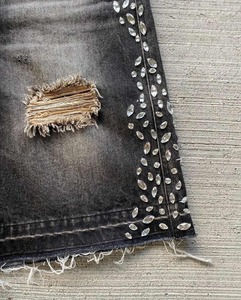 Pantalones Cortos de Mezclilla Casuales para Hombre con Borde Deshilachado, Estilo Streetwear Personalizado, con Pedrería de Cristal y Lavado Ácido - Product Image 4