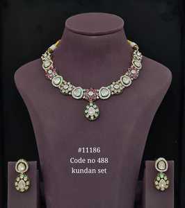Ensemble collier et boucles d'oreilles Kundan 11186, vert rose, plaqué or, bijoux de style classique pour femmes, pour mariage et fêtes - Product Image 1