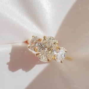 แหวนหมั้นเพชรโมอิสซาไนต์ทรงรีสามเม็ด ประดับเพชรทรงหยดน้ำด้านข้าง แหวนทอง 14K แหวนแต่งงานเรียบหรูมินิมอล - Product Image 3