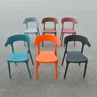 Chaise de jardin moderne en plastique couleur orange - Durable, portable, confortable et empilable pour la cour et l'extérieur