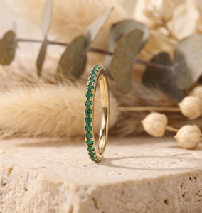 Bague d'éternité personnalisée en or 14 carats avec pierres vertes émeraude taille brillant rond, sertissage micro-pavé, bagues de fiançailles - Product Image 4