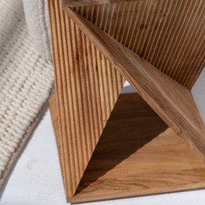 Table d'appoint en bois torsadé Vandana Sierra Falcon, design moderne sculpté en bois massif - Product Image 2