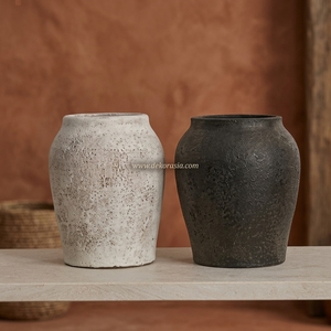 Vase cylindrique en terre cuite rustique gris foncé moyen Corto, urne en argile artisanale, pot décoratif en grès, vente en gros - Product Image 6