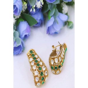 Exquisitos pendientes chapados en oro de la mejor calidad con piedras de aspecto tradicional para mujer, para la colección de ropa de boda para mujer. - Product Image 1
