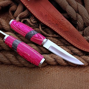 Couteau Puukko à manche rose personnalisé, acier à haute teneur en carbone, lame fixe, style scandinave, couteau de chasse, de camping, de bushcraft et de survie - Product Image 1