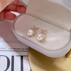 Boucles d'oreilles polyvalentes et élégantes en cristal avec perle noire de Tahiti 10-11 mm ronde, presque parfaite, crochets d'oreille à talons hauts, chic classique - Product Image 3