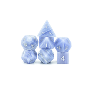 Dados de piedra de alta calidad, cristal natural Blue Lace, piedras preciosas curativas de reiki, dados de piedra grabados personalizados, cristal Vikingos. - Product Image 1