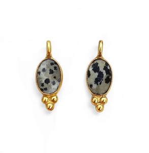 Colgante de Piedra Preciosa Ovalada de Jaspe Dálmata Hecho a Mano de 6x4 MM - Joyería Chapada en Oro - Product Image 1