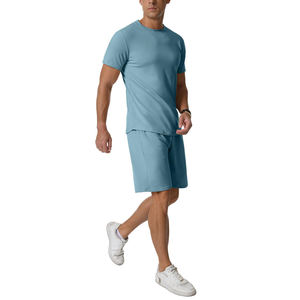 Venta al por mayor de conjuntos deportivos cortos de verano para hombre en colores sólidos, camisetas de moda casual y estilo urbano para jóvenes y adultos. - Product Image 4