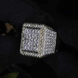 Bague de fiançailles pour homme en moissanite sertie de diamants carrés, en argent sterling 925 plaqué rhodium, cadeau pour le petit doigt - Product Image 4