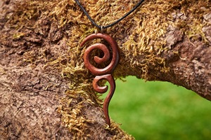 Collier pendentif en spirale en bois, design artisanal en bois naturel, cordon noir, style bohème, accessoire de bijouterie - Product Image 6