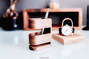 Support de montre en bois au design irrégulier personnalisé, support de table moderne, bois poli fait main, décoration d'intérieur par UO India - Product Image 3