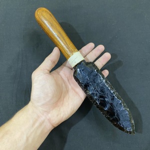 Couteau artisanal en obsidienne noire avec manche en bois, lame en pierre sculptée, imitation antique, sculpture d'art de collection - Product Image 4