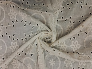Tela Bordada con Ojales de Algodón Blanco Premium en Oferta – 100% Algodón Puro, Tela Floral Schiffli Teñible para Vestidos - Product Image 2