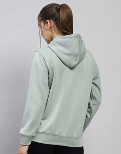 Hoodie floral tendance Blooming Style en vert, inspiré de la nature, ambiance fraîche, style effortless, parfait pour les tenues décontractées, par Ako - Product Image 2