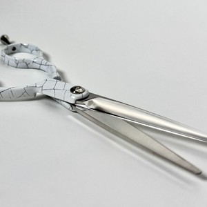 Tijeras de Peluquería Profesionales Personalizables de Acero Inoxidable con Punta Afilada de 5.5 Pulgadas, Hoja Recta, para Diestros, Color Blanco con Diseño de Grietas de Hielo - Product Image 3