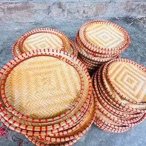 Plateau en bambou naturel du Vietnam avec bord en rotin, tissé à la main, pour servir des plats, des collations, des gâteaux, des fruits dans les restaurants et la décoration de table dans les maisons d'hôtes - Product Image 2