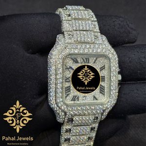 นาฬิกาข้อมือสตรีทรงสี่เหลี่ยมประดับเพชรจาก Pahal Jewels ตัวเรือนสแตนเลสสตีล หน้าปัดคริสตัลแซฟไฟร์ พร้อมตัวล็อคแบบผีเสื้อ - Product Image 3