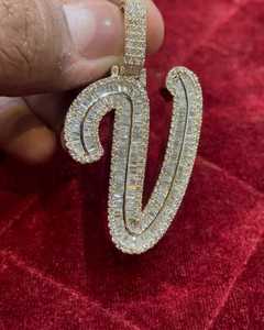 Colgante de Lujo Personalizado de Plata 925 con Baño de Oro de 18K y Moissanita en Forma de Letra V, Engaste de Garra, Corte Brillante, Amuleto Unisex Estilo Hip Hop Dvars - Product Image 1