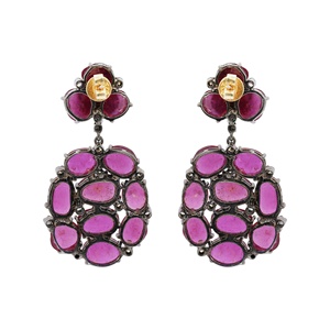 Boucles d'oreilles pendantes en argent sterling 925 oxydé avec rubis naturels et diamants en grappe, collection Memoria Jewels - Product Image 3