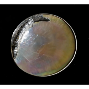 Assiette en nacre irisée à bord festonné pour la décoration de table, la présentation de bibelots et l'artisanat, provenant du Vietnam - Product Image 2