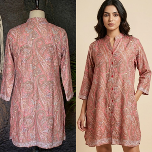 Mini-robe rose à imprimé cachemire pour femme avec col mandarin et manches trois quarts |   Robe en mousseline de soie ample et décontractée pour les vacances - Product Image 5
