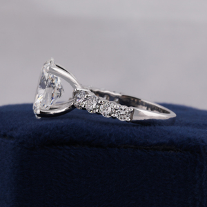 Anillo con 6 Diamantes Ovalados Cultivados en Laboratorio, Halo Oculto, Banda Pavé con Puntas en U, Certificado IGI - Product Image 3